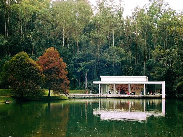 Instituto Inhotim (Brumadinho-MG):  Um dos maiores museus a céu aberto do mundo, fica na Mata Atlântica, com enclaves de cerrado, a altitudes entre 700 e 1.300 metros.  Abrange patrimônios naturais, obras de arte e coleções botânicas de grande importância. 