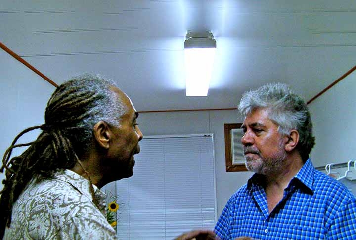 Almodóvar também admira a música de outro baiano, Gilberto Gil, companheiro de Caetano Veloso no Tropicalismo e em outros momentos. Os dois já se encontraram em bastidores de apresentações do brasileiro. Reprodução: Flipar