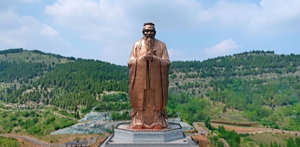 Confúcio do Monte Ni (China) - 72m. Fica na cidade de Qufu. Segundo a lenda, Confúcio - filósofo de grande relevância na formação cultural chinesa - nasceu no Monte Ni e foi criado um tigre e uma águia.   Reprodução: Flipar