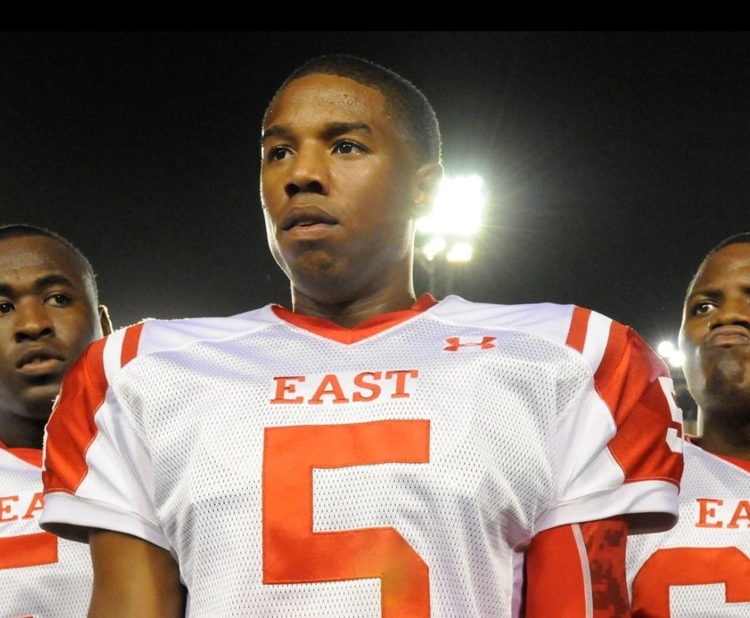 Entre 2009 e 2011, ganhou maior visibilidade ao integrar o elenco da série “Friday Night Lights”, no papel de Vince Howard, e de “Parenthood – Minha Família”, como Alex.
 Reprodução: Flipar