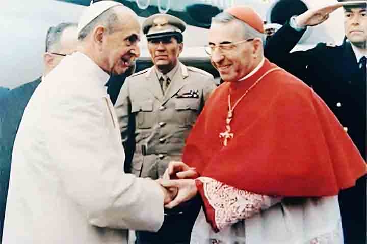 João Paulo I foi o primeiro papa a usar nome composto, em homenagem aos dois antecessores imediatos (João XIII e Paulo VI). 

 Reprodução: Flipar