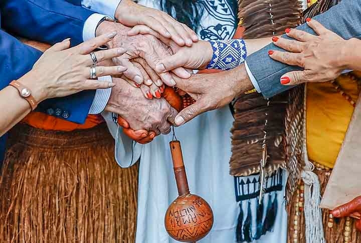 Um grupo de duzentos Tupinambás acampou ao lado de fora do prédio, com tambores e todas as honras para ver o precioso manto e se reconectar com suas antigas tradições. Agora, o manto fará parte do acervo do novo Museu Nacional, destruído por um incêndio em 2018, e que deve ser reaberto em 2025.  Reprodução: Flipar