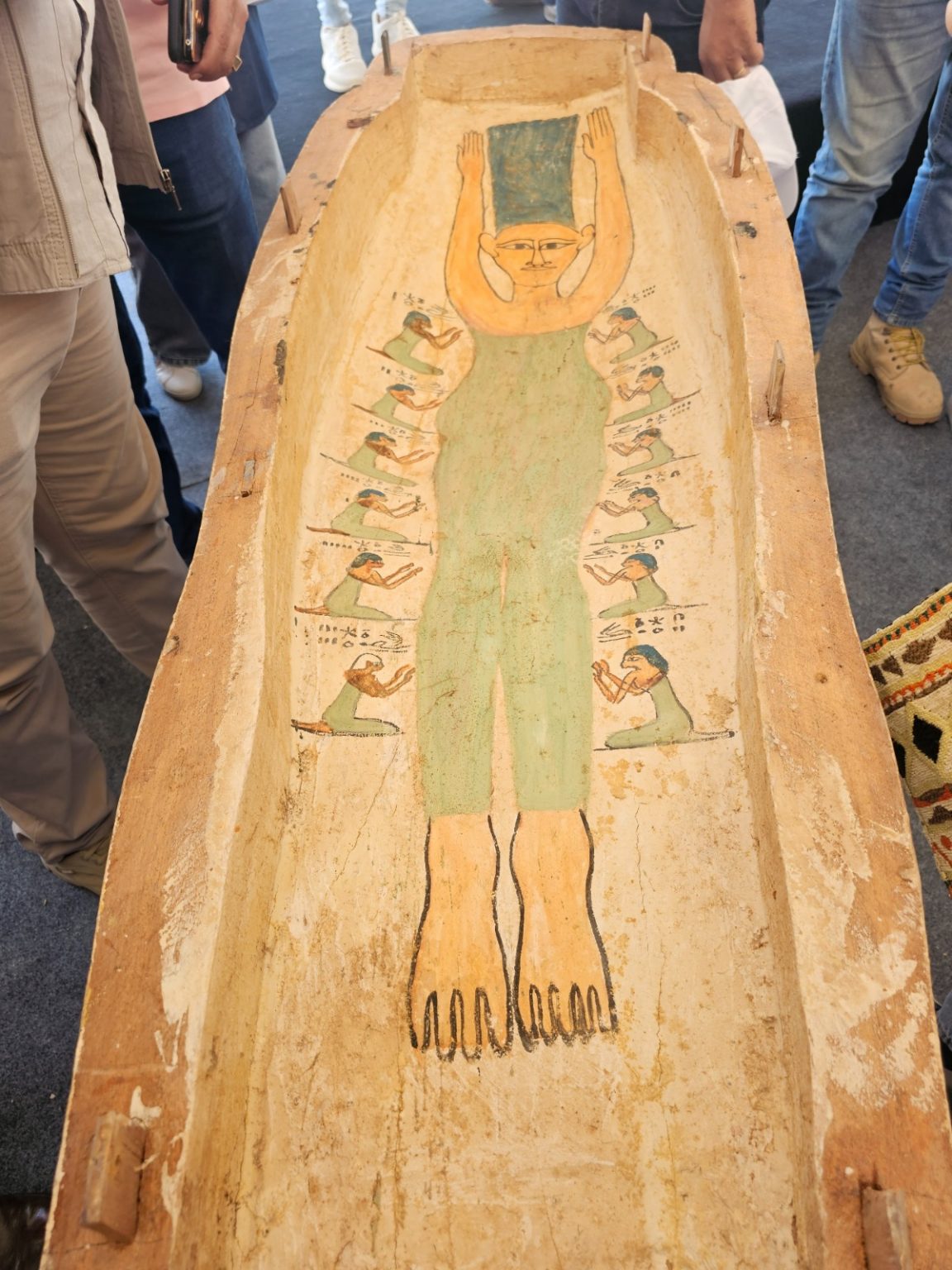 Desenho semelhante a Marge Simpson aparece em caixão de múmia egípcia Supreme Council of Antiquities