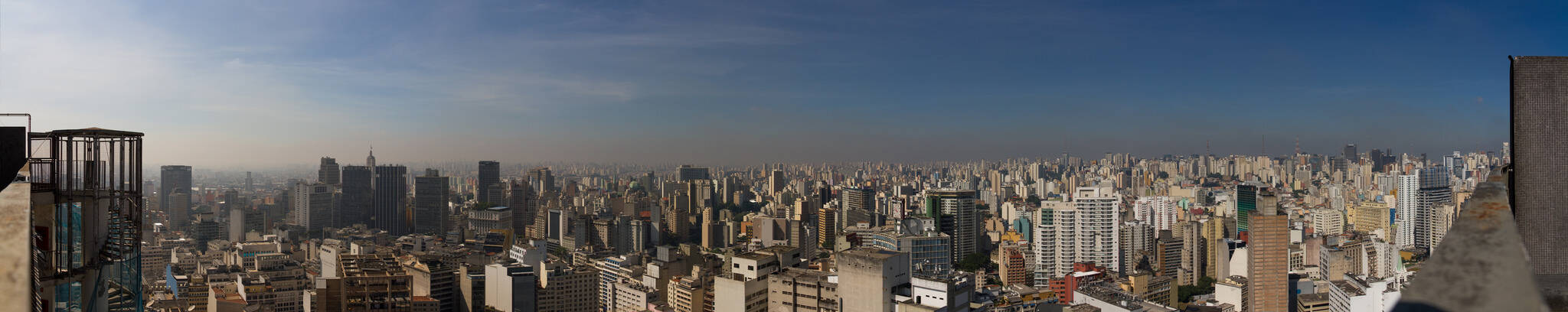 Do topo do Edifício Copan, projetado por Oscar Niemeyer, a vista da cidade de São Paulo é de tirar o fôlego. Foto: Reprodução/Flickr/Hugo Martins