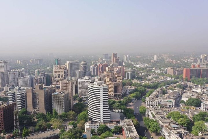 Nova Déli, capital da Índia, foi a capital mais poluída pelo sexto ano consecutivo, com PM2.5 de 91,8. Em novembro de 2023, a cidade enfrentou uma crise de poluição tão grave que voos foram cancelados e o governo precisou declarar emergência médica. Reprodução: Flipar