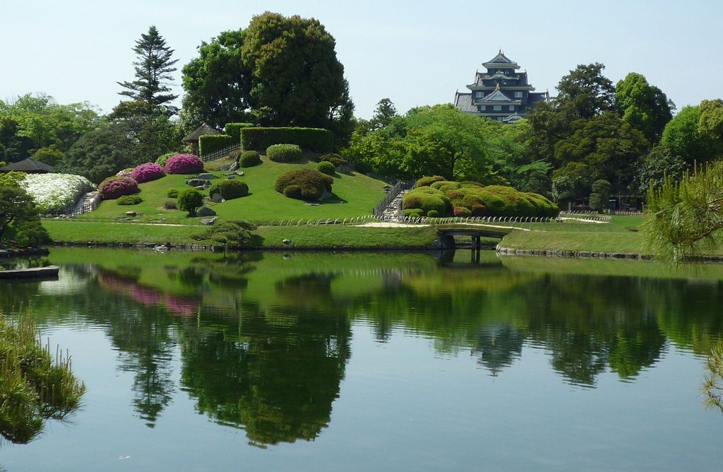 Isso porque no parque há o predomínio de cerejeiras e ameixeiras, plantas que alteram suas folhagens com a mudança de estação. Entre março e abril, a primavera está vigente e as flores dominam o lugar. Já entre outubro e novembro, o outono entra em vigor e as folhas caem no solo.  Reprodução: Flipar