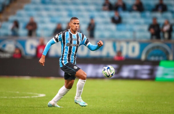 BRUNO ALVES -   Rechaçou muito mal a bola no lance que terminou com o gol  de Romero no primeiro tempo. Falhou em vários lances na área e ainda fez falta violenta em Fagner, sendo expulso - NOTA 3,0 - Foto: Lucas Uebel/Grêmio