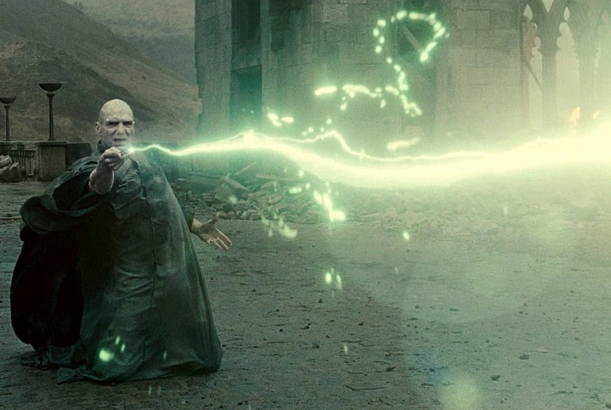 O Avada Kedavra é a pior das três Maldições Imperdoáveis e foi usado diversas vezes na saga Harry Potter. O feitiço, que pode causar prisão em Azkaban, é uma tríade de encantamentos das trevas que tem o objetivo de tirar a vida de outra pessoa. Reprodução: Flipar