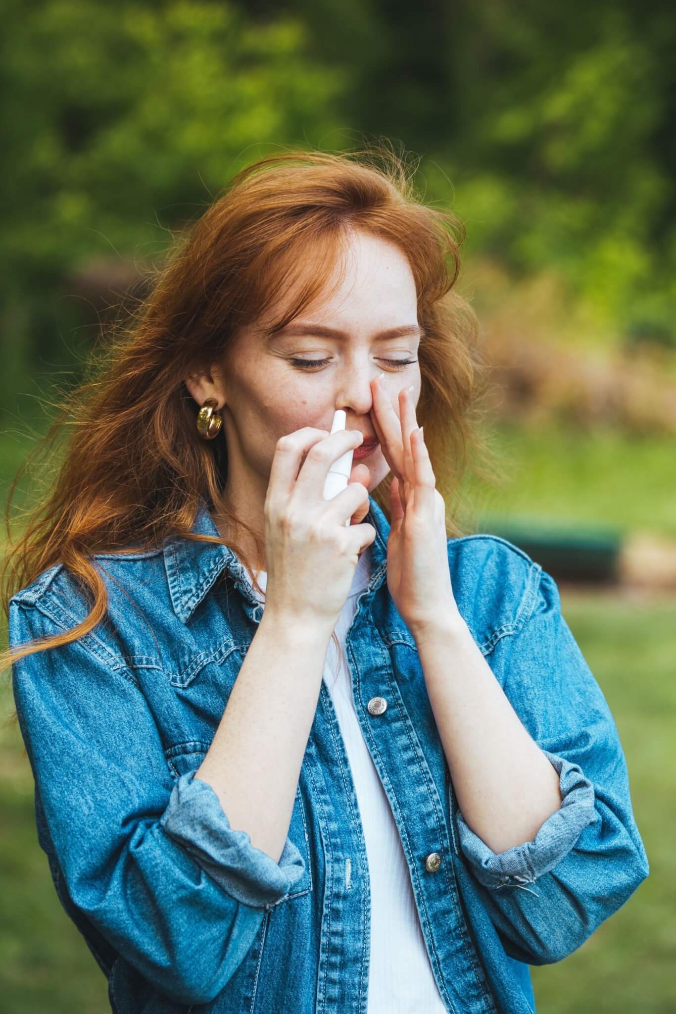 4. Borrife sprays de soro fisiológico no nariz  Os sprays de jato contínuo de soro fisiológico são muito eficazes na limpeza e umidificação do nariz e seios da face. Pingar com um conta-gotas também é uma boa medida. Reprodução: EdiCase