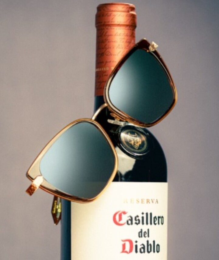 O acordo consiste em 20 modelos de óculos - 11 de sol e 9 de grau - que trazem a essência do vinho com armações que remetem a cores de vinhos. 

 Reprodução: Flipar