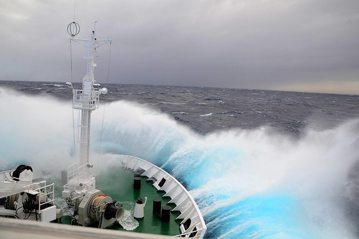 A região é conhecida pelo chamado “tremor de Drake”, causado pela confluência de correntes oceânicas e ventos fortes que podem gerar ondas de até 15 metros.  Reprodução: Flipar