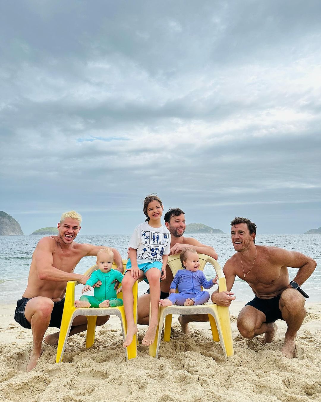 Jose Loreto o curte dia de praia com a filha no Rio de Janeiro