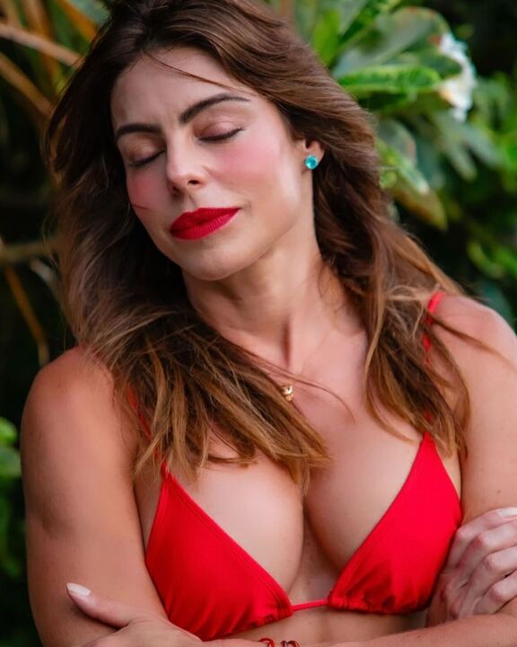 Daniella Cicarelli colocou o corpo para jogo com biquíni vermelho Reprodução: Instagram