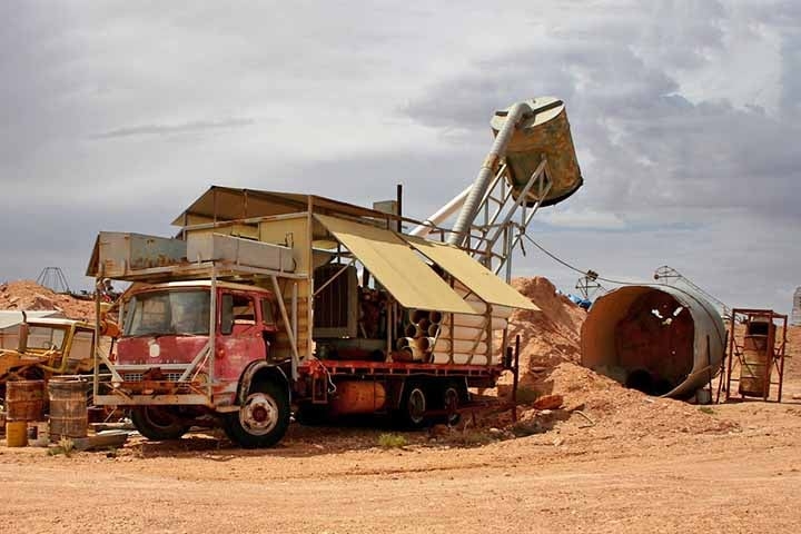 As minas de opalas recebem grande afluxo de trabalhadores e seguem como uma das fontes de renda de Coober Pedy. Reprodução: Flipar