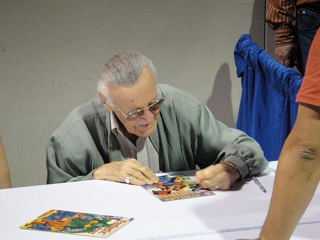 Na longa vida, ele se tornou escritor, editor, publicitário, produtor, diretor, empresário e ator. Foi editor-chefe e presidente da Marvel Comics antes de deixar a empresa para se tornar presidente emérito e membro do conselho da editora. Reprodução: Flipar