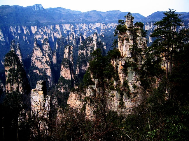 Wulingyuan (China) - Mais de 3 mil pilares de arenito, muitos com mais de 200 metros de altura, se erguem numa vasta extensão, como se tivessem sido esculpidos por gigantes. Duas pontes de pedra parecem flutuar entre pilares envoltos por névoa durante boa parte do tempo. Segundo os geólogos, há 300 milhões de anos esta região era um oceano. 
