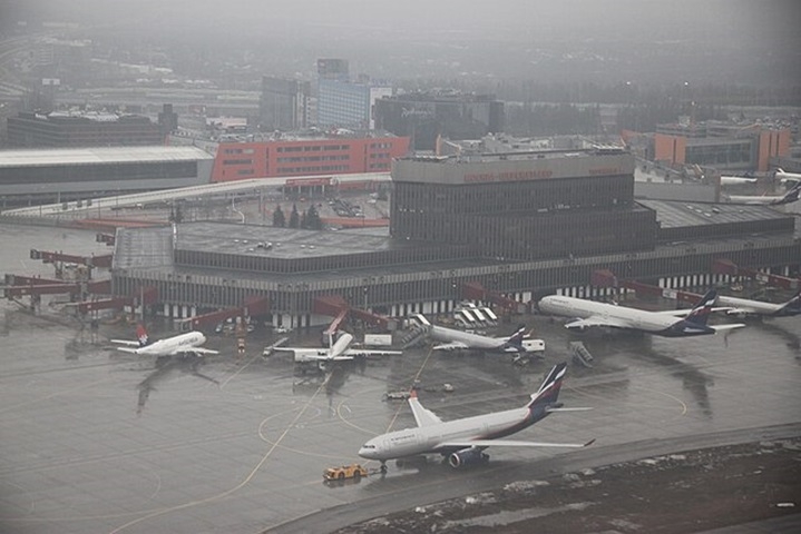 O país com o maior número de aeroportos na Europa é a Rússia, com cerca de 600 aeroportos, incluindo civis e militares. No entanto, se considerarmos apenas os países que estão completamente na Europa (já que a Rússia também tem parte na Ásia), a Alemanha lidera com cerca de 550 aeroportos e aeródromos registrados. 
 Reprodução: Flipar