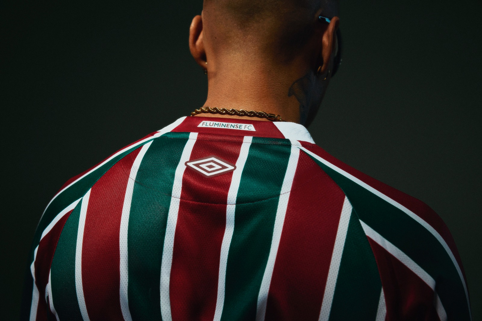 Parte das costas apresenta o nome do clube e o logo da Umbro.. Foto: Divulgação/Umbro
