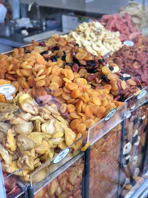 Elas também são ingredientes frequentes em receitas de bolos, biscoitos e granolas, conferindo uma textura única e realçando o paladar. Reprodução: Flipar