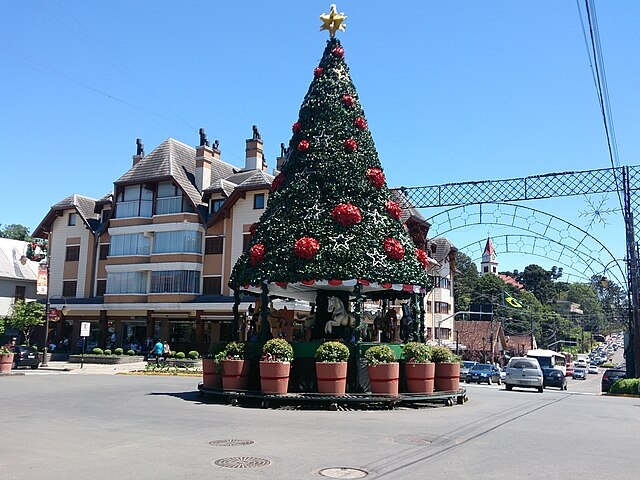 O Natal mais grandioso do Brasil fica em Gramado, no Rio Grande do Sul. Há desfiles natalinos com alegorias coloridas, atores, acrobatas, patinadores, espetáculos teatrais e shows que contam a história do nascimento de Jesus. Reprodução: Flipar