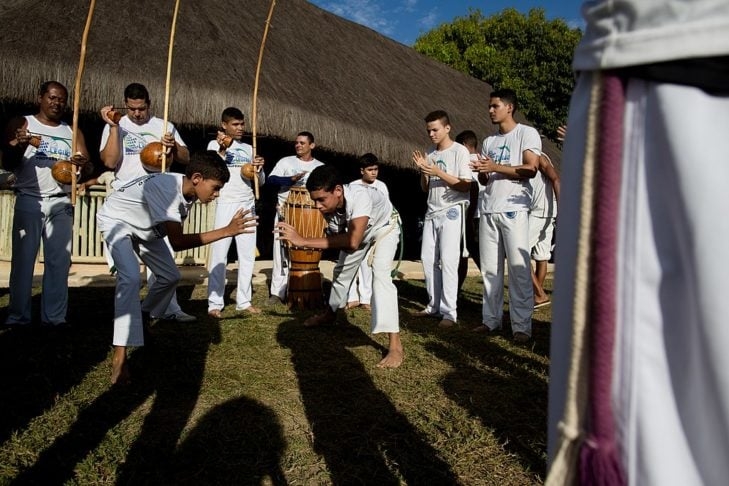 Originalmente, os abadás eram brancos e tinham uma ligação com os capoeiristas. Reprodução: Flipar