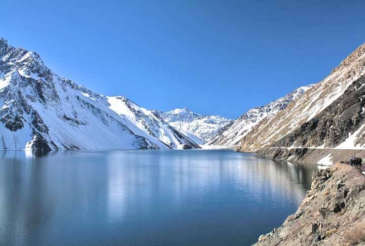 A cerca de 100 km da capital, o Cajón del Maipo é um cânion na região metropolitana de Santiago. Sua principal paisagem é o Embalse el Yeso, um grande lago cercado pelos Andes, com tons de azul e verde, montanhas branquinhas (dependendo da estação da visita) ou com resquícios do inverno no cume. Reprodução: Flipar