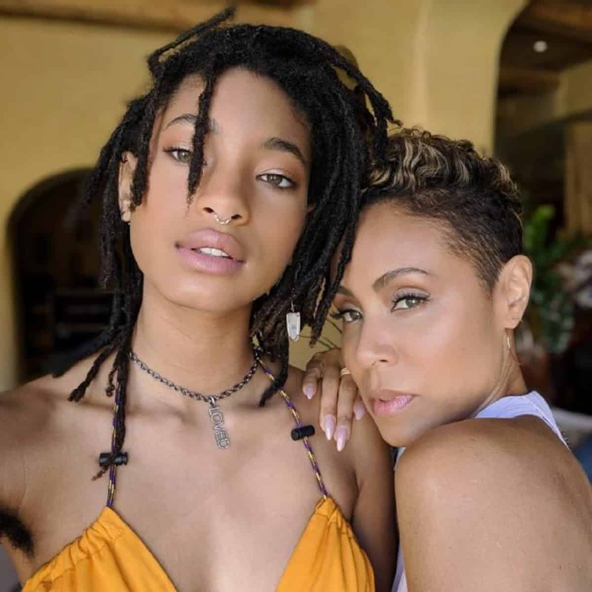 Uma família de artistas! Jaden e Willow puxaram o DNA artístico da mãe. Jada Pinkett a vida inteira se dividiu entre o mundo da atuação e da música. Os filhos, Jaden e Willow, seguem os mesmos passos com atuações no campo musical e cinematográfico. Reprodução