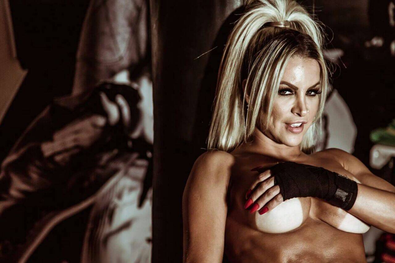 Assistente de palco de João Kleber, Dayse Brucieri encarna boxeadora sexy em ensaio sensual. Foto: Guilherme Bertoncini/ VH Assessoria