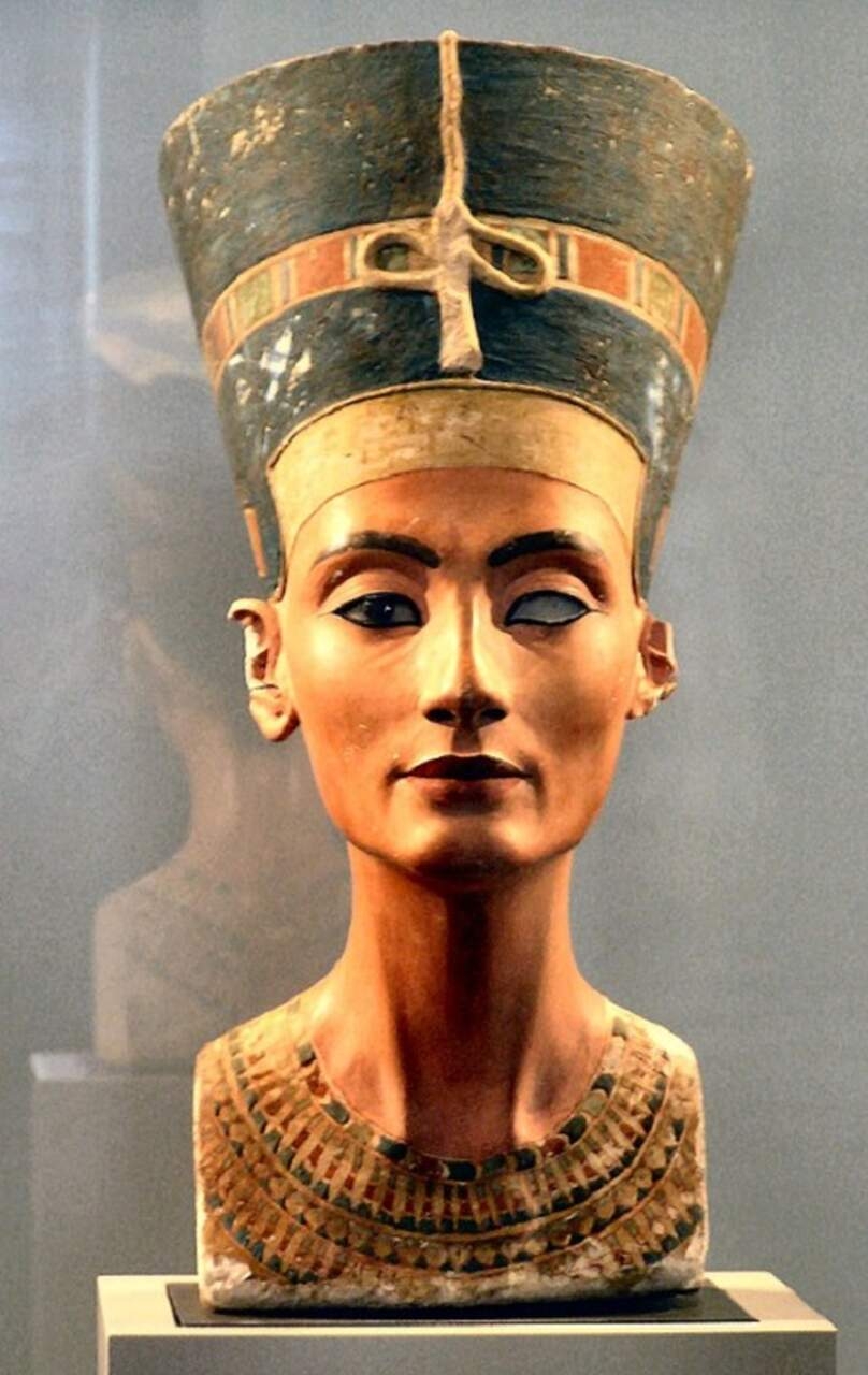 O busto de Nefertiti se destaca não apenas pela sua história polêmica, mas também por sua importância estética e histórica. Reprodução: Flipar