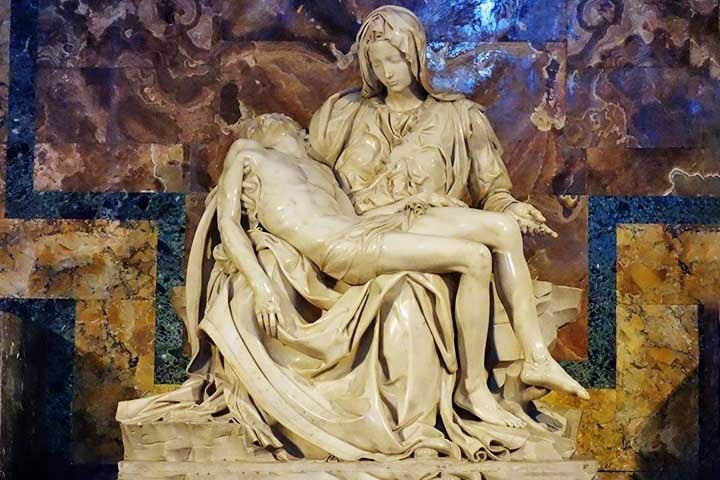 O mármore de Carrara é uma das pedras mais prestigiadas do mundo, extraído da região de Carrara, na Itália. Com tonalidade branca ou azulada e veios sutis, foi amplamente utilizado por artistas como Michelangelo e em construções icônicas. Sua qualidade e beleza fazem dele um material nobre na arquitetura e na escultura.

 Reprodução: Flipar