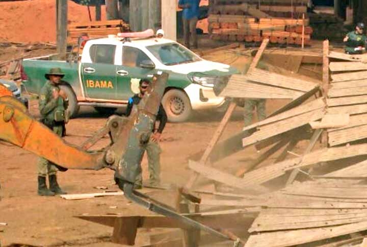 Segundo o Ibama, foram apreendidos 1.500 metros cúbicos de madeira, o que corresponde a área desmatada de cem campos de futebol.