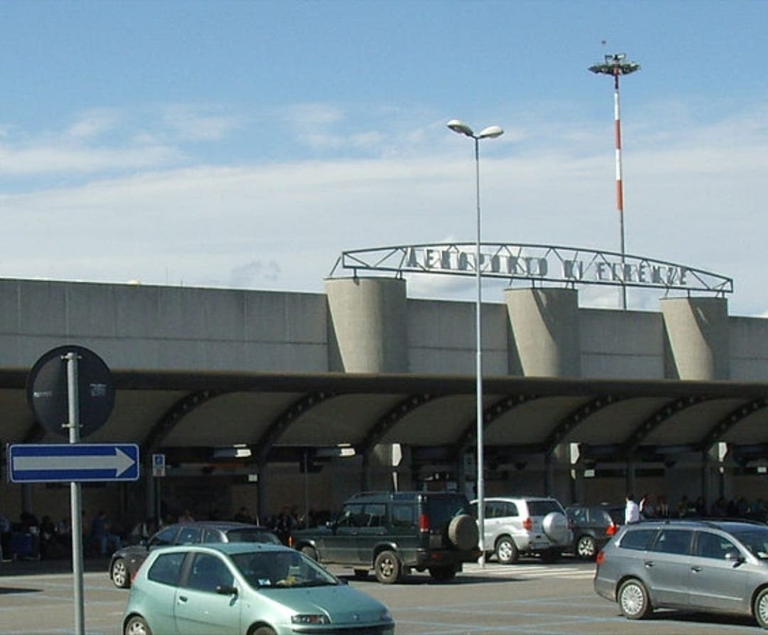 O aeroporto de Florença (Firenze em italiano) planeja ser o primeiro a abrigar um vinhedo no telhado do terminal de passageiros.  Reprodução: Flipar