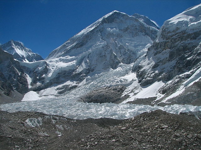 Além do Everest, o Nepal abriga oito das dez montanhas mais altas do mundo, bem como o cânion mais profundo, a Garganta do Kali Gandaki, que se estende verticalmente por 4.375 metros. Reprodução: Flipar