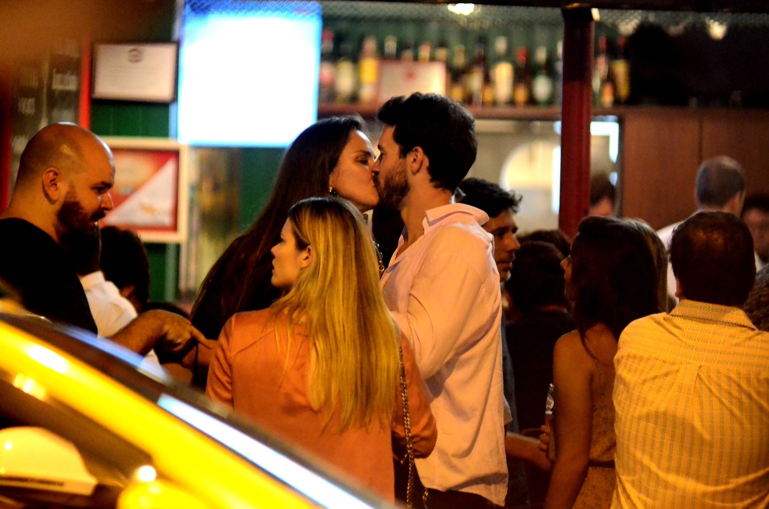 E a semana foi quente para Letícia Birkheuer que curtiu a quinta-feira (25) beijando muito Arthur Lemes em um barzinho no Leblon, no Rio de Janeiro. Foto: Webert Belicio / AgNews