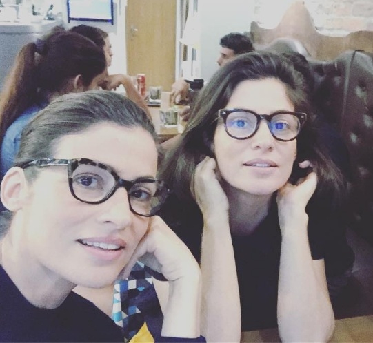 Renata Vasconcellos e Lanza Mazza - Elas são praticamente idênticas. Renata é jornalista e âncora do Jornal Nacional, na TV Globo. Já Lanza é estilista. Reprodução: Flipar