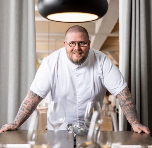 3º) Eric Vildgaard, do restaurante Jordnær (Gentofte, Dinamarca): Vildgaard é frequentemente elogiado por sua habilidade de transformar ingredientes crus em pratos delicados e artisticamente apresentados. Reprodução: Flipar