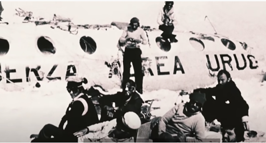 A esperança era de que o resgate chegasse logo. Mas como os destroços estavam bem longe da rota planejada, as buscas eram inúteis. E, após uma semana, foram suspensas.  Reprodução: Flipar