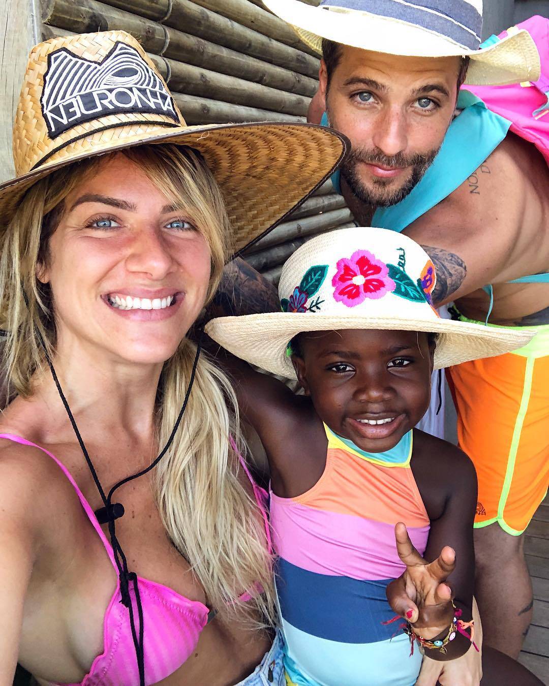 Giovanna Ewbank em Noronha ao lado do marido Bruno Gagliasso e da filha Titi. Foto: Reprodução/Instagram