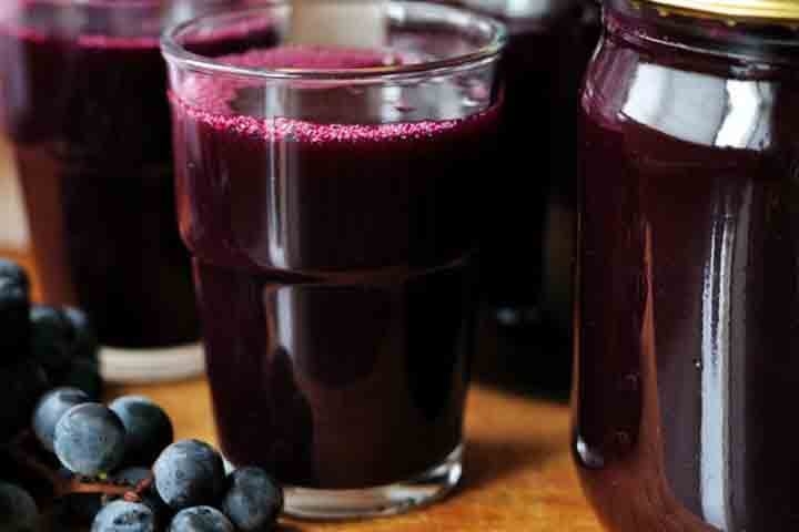 Na alimentação saudável, as frutas são essenciais por serem fontes de vitaminas, minerais, fibras e antioxidantes. Entre elas, a uva protege o indivíduo de doenças. Confira os benefícios do suco de uva. Reprodução: Flipar