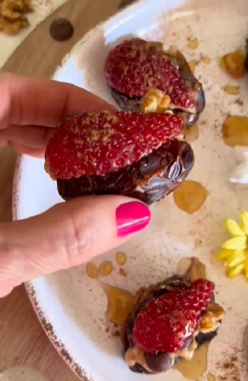Incluir tâmaras na sua dieta é, portanto, simples e versátil. Aqui estão algumas maneiras de utilizá-las: Reprodução: Flipar
