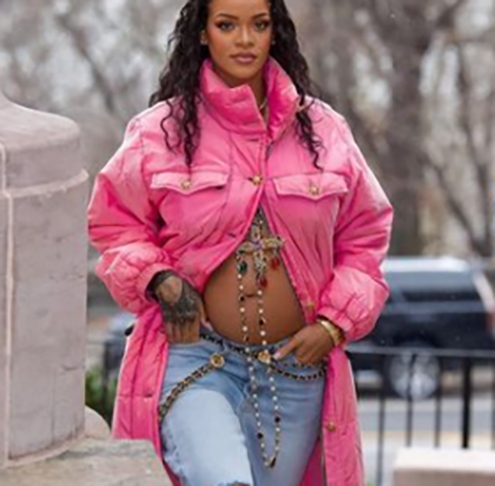 Rihanna tem 35 anos, completados em 20/2. Ela vive desde 2021 com o rapper A$AP Rocky . Mas os dois já se conheciam antes. O primeiro filho do casal nasceu em 13/5/2022 e o segundo em 3/8/2023. 