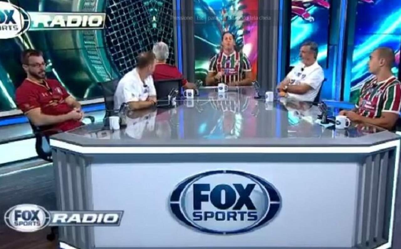 Em 2018, o Fluminense venceu o Flamengo na semifinal da Taça Rio. Com isso, todos os integrantes do Fox Sports Rádio apresentaram o programa vestindo camisas do Tricolor Carioca, já que todos tinham apostado em uma vitória do Rubro-Negro. Reprodução: Flipar