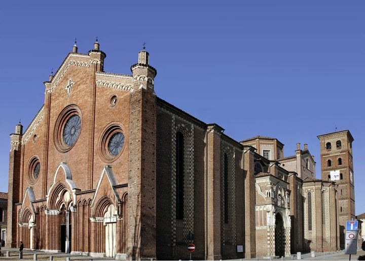 Catedral de Santa Maria Assunta - Asti - Inaugurada em 1132. É a maior igreja em Piemonte e importante exemplo de arquitetura gótica no norte do país.  Reprodução: Flipar