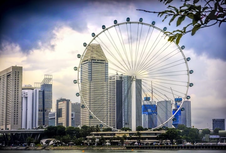 SINGAPURA - ÁSIA - 719 km² - Cingapura é um centro financeiro global com uma economia diversificada. Sua localização estratégica favorece o comércio internacional e o porto de Cingapura é um dos mais movimentados do mundo. O país é também renomado pela sua infraestrutura moderna e políticas ambientais rigorosas. Reprodução: Flipar
