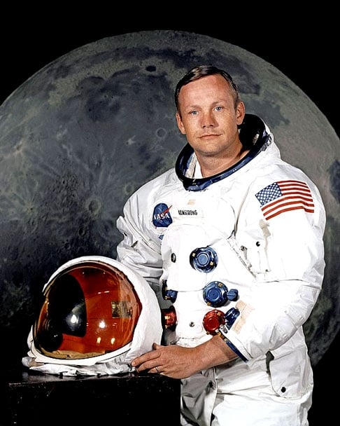 Neil Armstrong - Nascido em 05/08/1930. Armstrong entrou para a história como o primeiro homem a pisar na Lua. Formado pela Universidade de Purdue/Universidade do Sul da Califórnia, ele desceu na Lua em 21/7/1969. Morreu em 25/8/2012, aos 82 anos.  Reprodução: Flipar