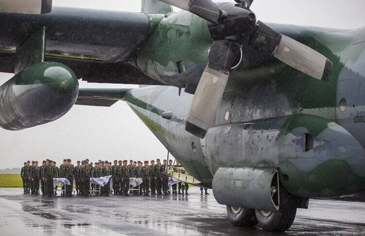 Caixões sendo retirados dos aviões da FAB. Foto: Ministério do Esporte