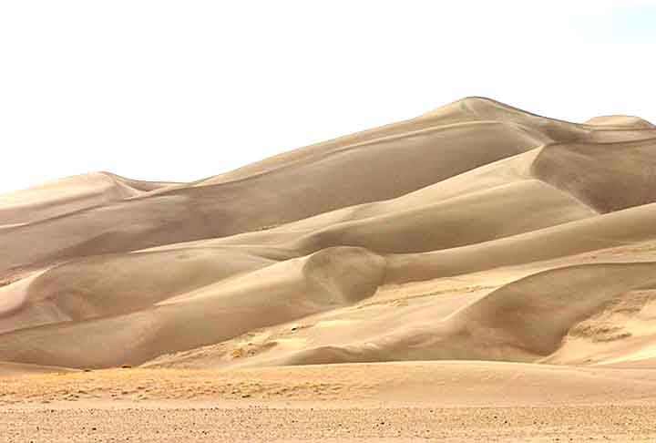 O vidro é feito principalmente de sílica (dióxido de silício), encontrada na areia. Mas, para facilitar seu derretimento e moldagem, são adicionados  óxidos alcalinos (soda ou potassa) e óxidos de cálcio (calcário). Essas substâncias ajudam a tornar o vidro mais estável e resistente. Reprodução: Flipar