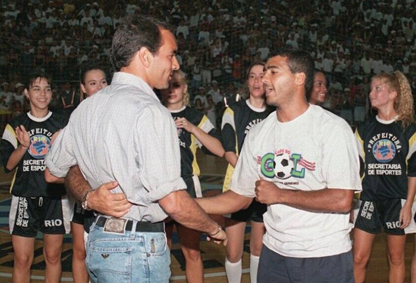 Edmundo 'amarela' em partida contra Romário e ídolo do Flamengo