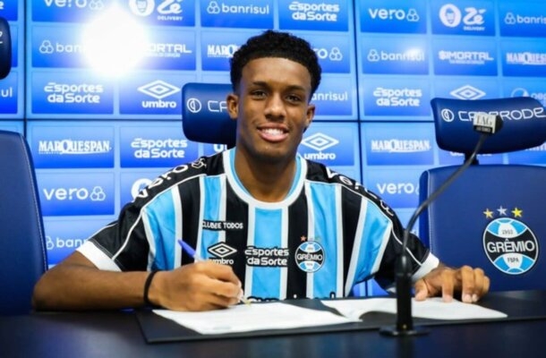 ARAÚJO -  Substituiu Josué e foi pouco notado. NOTA 5,0 - Foto:  Lucas Uebel/Gremio