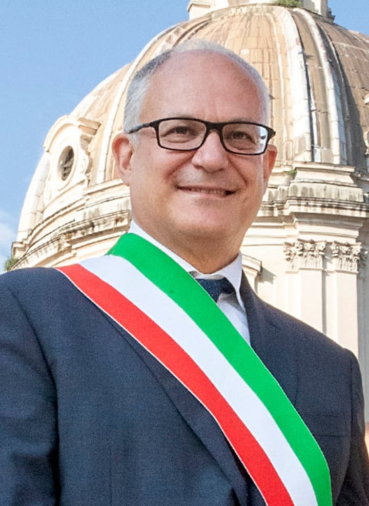 Enquanto as obras ocorrem, o prefeito de Roma, Roberto Gualtieri, anunciou que irá testar a instalação de uma passarela que irá limitar o acesso à Fontana di Trevi, com a cobrança de ingresso para quem quiser apreciar as suas famosas fontes de água. 
 Reprodução: Flipar